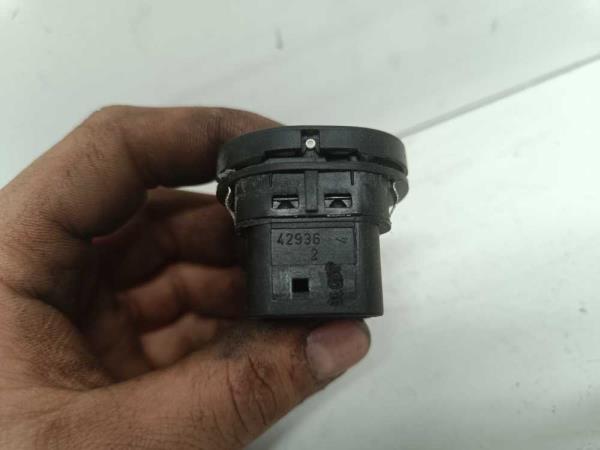 BOUTON LEVE VITRE FORD FIESTA/FUSION/K.A/PUMA/TOURNEO CONNECT/TRANSIT CONNECT - Vue 4